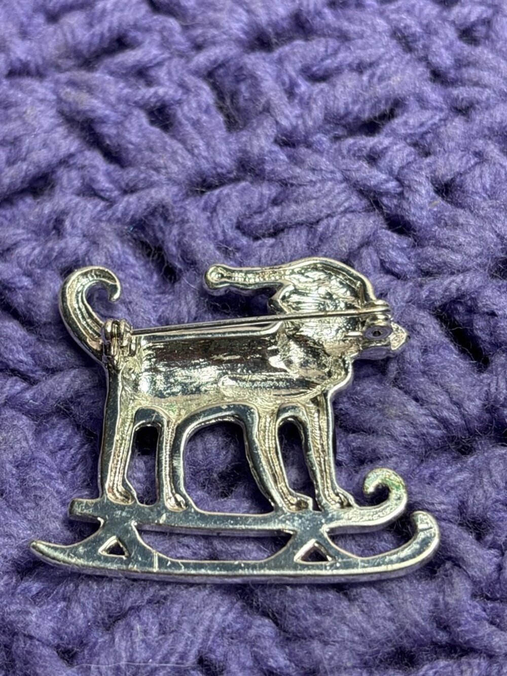Skiing Dog Brooch 1 7/8" Silvertone Enamel - Picture 2 of 2